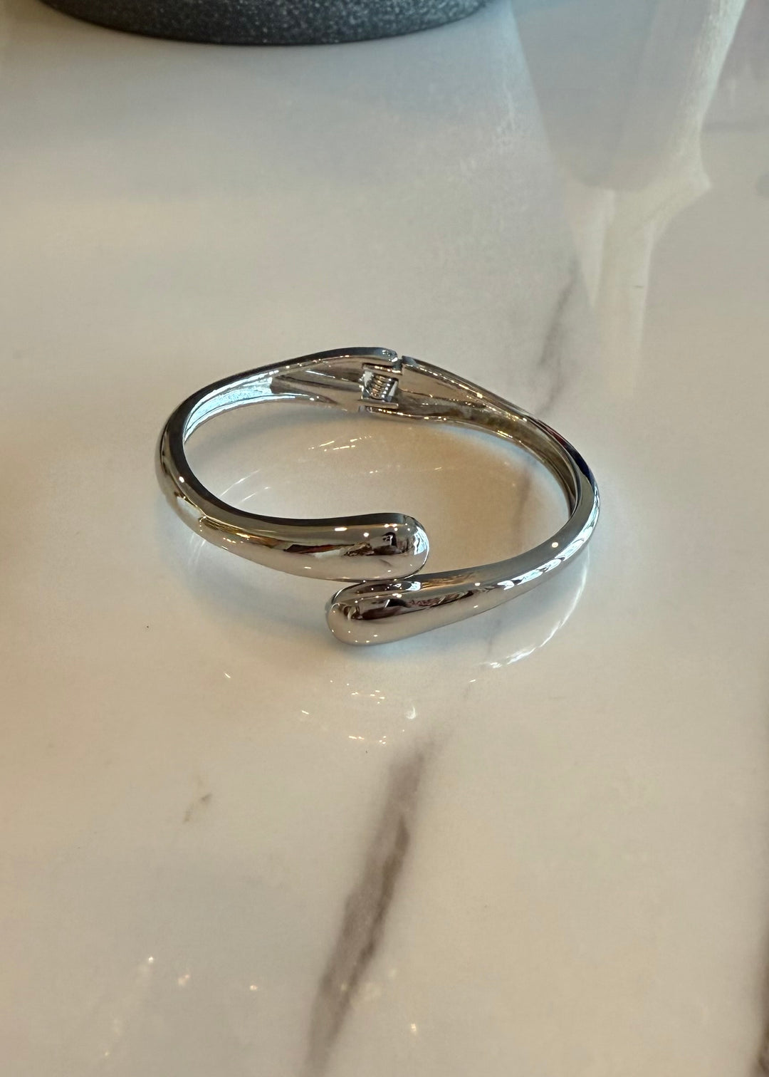 Open clasp bangle