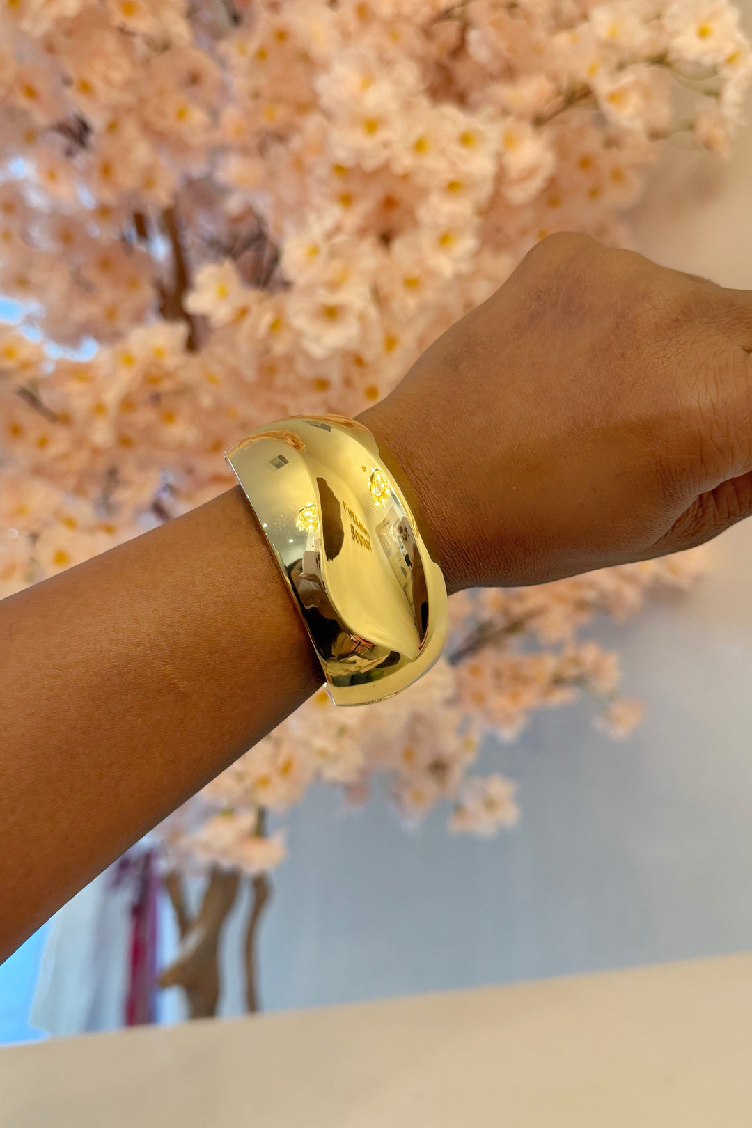 Thick wavy bangle