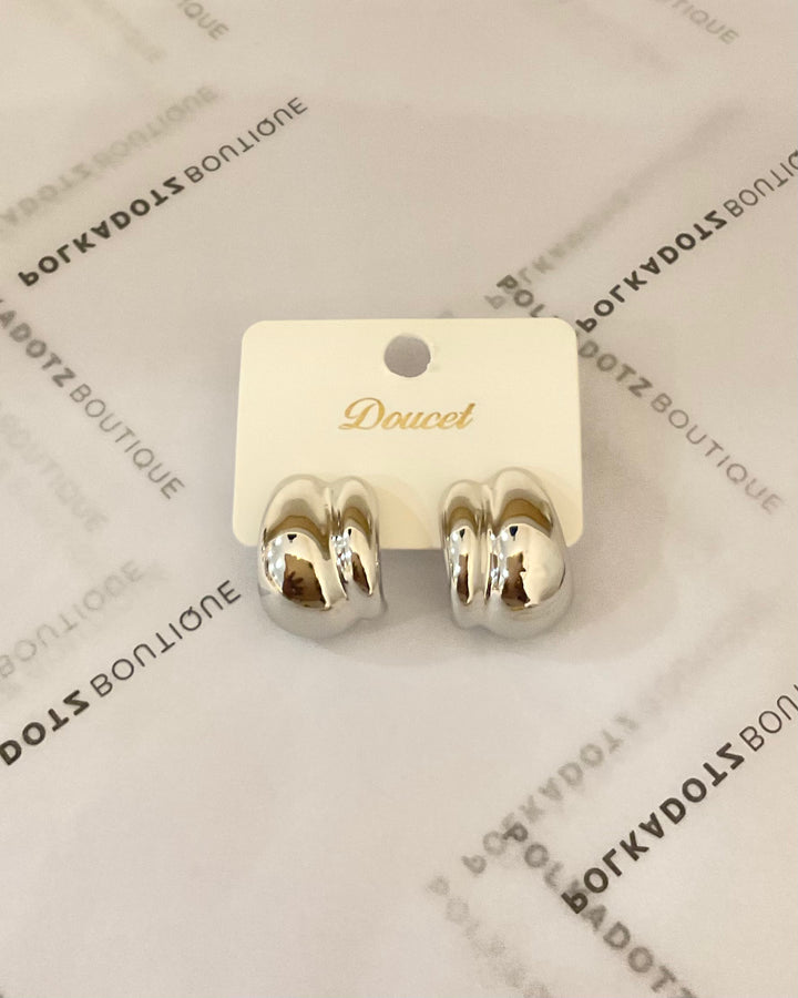 The Ridge Huggie earrings